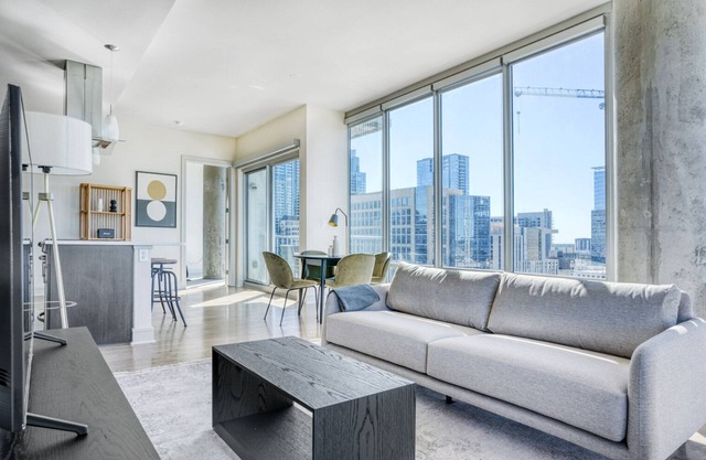 Lovely Downtown 2BR w/ Gym, W/D, Pool, walk to 6th St bars, by Blueground