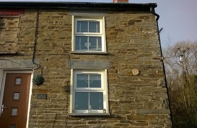 Encantador final de casa de carácter de la fila con vistas impresionantes sobre el río Teifi