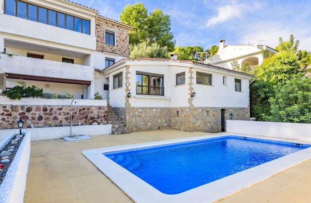 Acogedor apartamento en villa para 3 personas con A/C, WIFI, piscina, TV y terraza