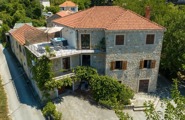 Preciosa casa en Gruda con sauna