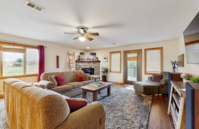 Lovely home overlooking golf course with WiFi, AC, pool, hot tub - near lake