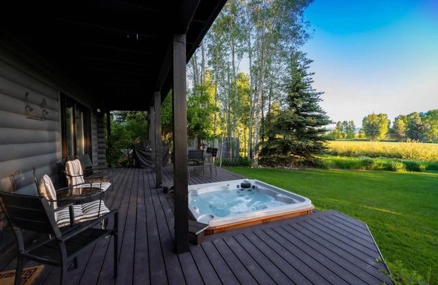 Lovely Home with 3 en Suites, Private HotTub with Views, Near Park/Mtn-Bus-Ski/Town Access-Dogs OK!