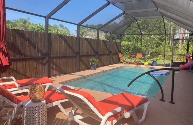 Atractiva casa elegante con piscina de agua salada en una comunidad de golf cerca de Flagler Beach