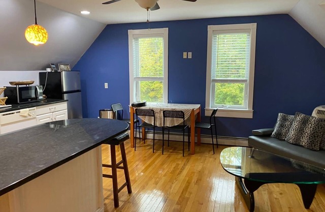 Lovely Loft across Madam Brett Park Entrance! Short drive to Main Street