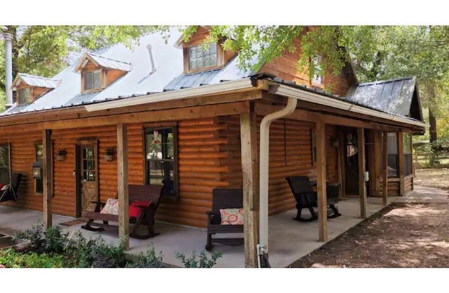 Lovely Log Home W/Office, AC, Hot Tub on 4.3 acres