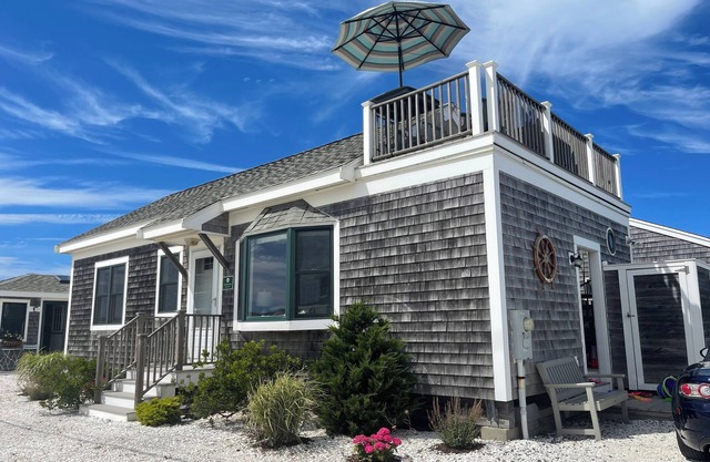 Ido costero! Condominio independiente de 2 habitaciones / 2 baños con terraza en la azotea