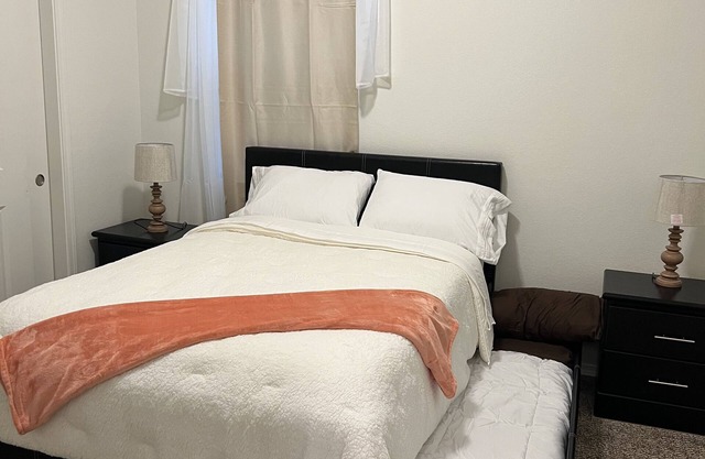 Lovely spacious home, king size bed, fast speed Wi-Fi, large TVs in all rooms