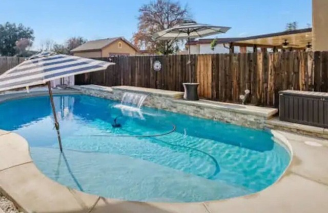 Lovely Spacious Home w/Private Garden, Pool & BBQ