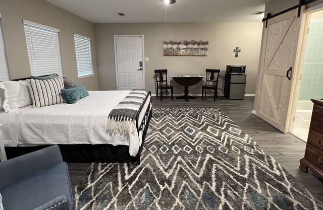 Lovely Texas-vibe 1-Bdr Guest Suite with Hot Tub