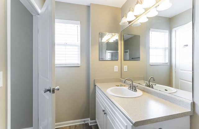 Lovely Townhome in Horse Country/Lexington, Ky-Located near Keeneland and city!.