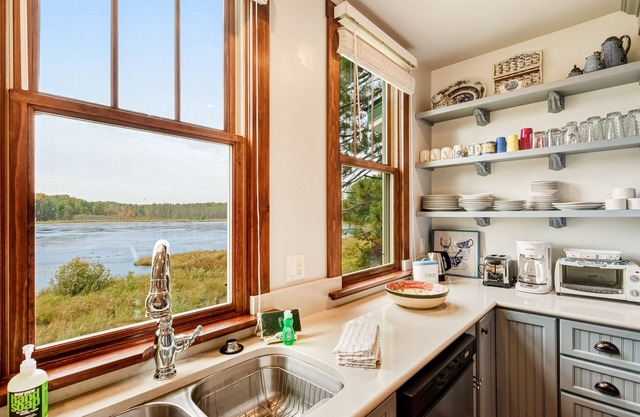 ¡Casa histórica restaurada con amor en 160 acres con sala de juegos y muelle!