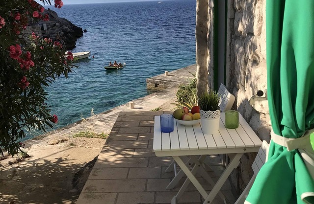 Lucica en Lastovo Beachfront Casa # 2 con A / C y WIFI