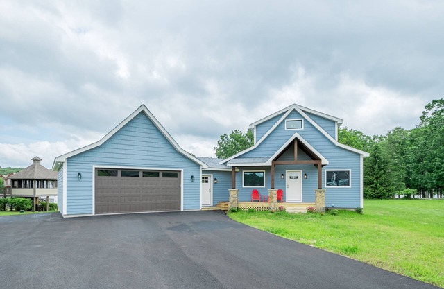 Lucky Bear Lakeside | Pet Friendly, Lake, Hot Tub!