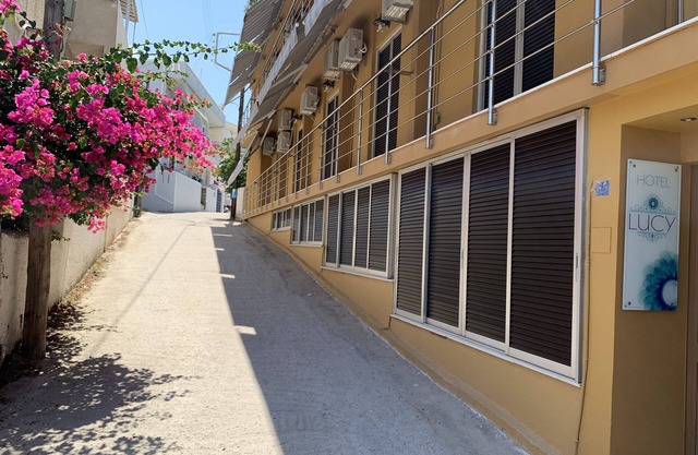 APARTAMENTOS LUCY HOTEL JUNTO AL MAR