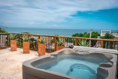 Lujosa Villa con Piscina Privada, Jacuzzi, Terraza, BBQ, AC muy Cerca de la Playa