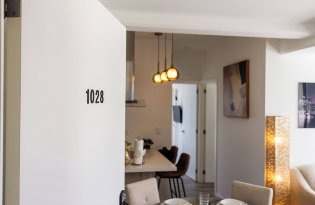 Lujoso con una vista al Aeropuerto y montañas