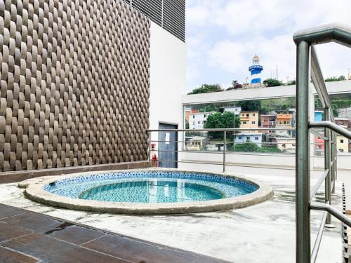 Lujoso Depa con piscina - jacuzzi y vista al rio desde la habitación