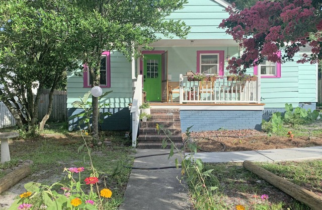 Lullaby at the Lake - 1 bed 1 bath bungalow - Sleeps 4! Small pets welcome!