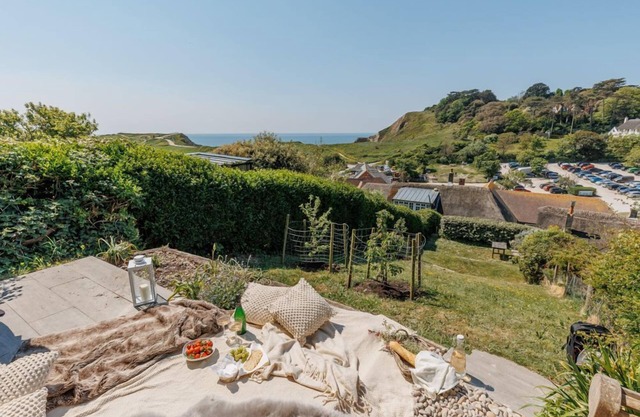 Lulwind - walking distance to Lulworth Cove