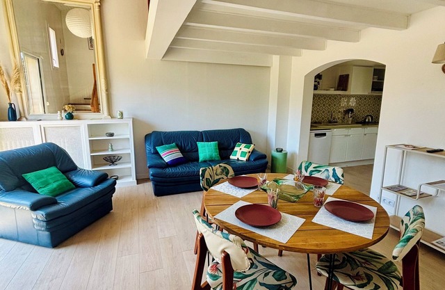 Luminous gîte, quiet and natural setting, cathedral ceiling living room with views of the Albères, terrace