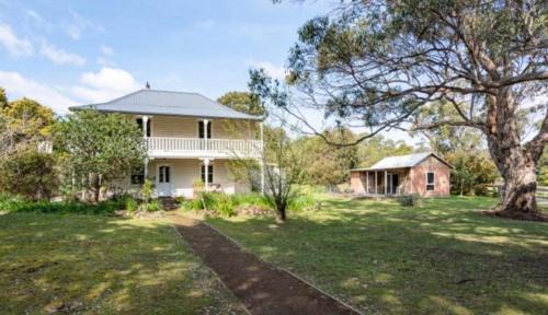 Lumsden Cottage - Historic Stay in Bruny Island