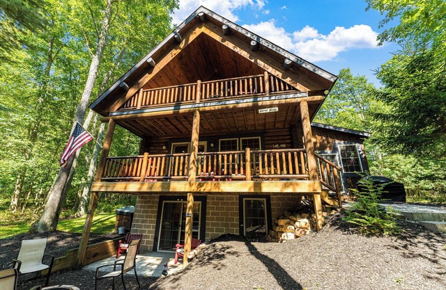 Lured Away 3-bedroom cabin in delightful Oakland with AC, WiFi
