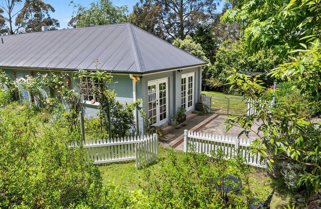 Lush and Charming Country Escape, Stunning Gardens