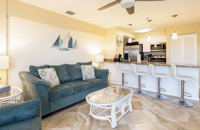 Lush Views from Cozy Top Floor [Ocean Pointe 1415]