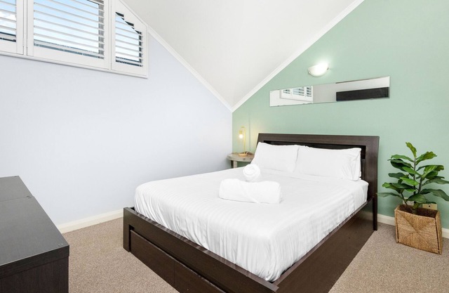 Lustrous 2BR Home | Cafés, Restaurants & CBD