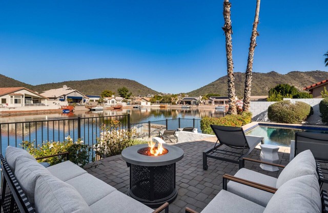 Luxury Collection Retiro junto al lago con vistas a la piscina climatizada, el barco, el lago y la montaña