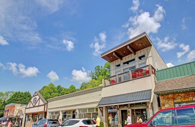 LUX Loft in DT + Walk to everything + Carport + EV charger