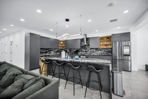 Lux Modern 4BR Villa with Pool in Miami