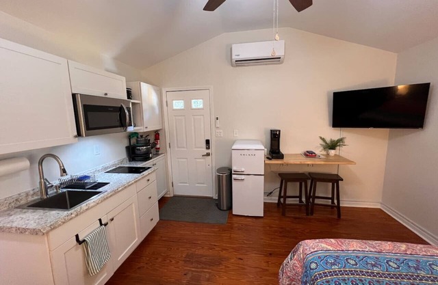 Lux Studio W Kitchenette Pets are allowed