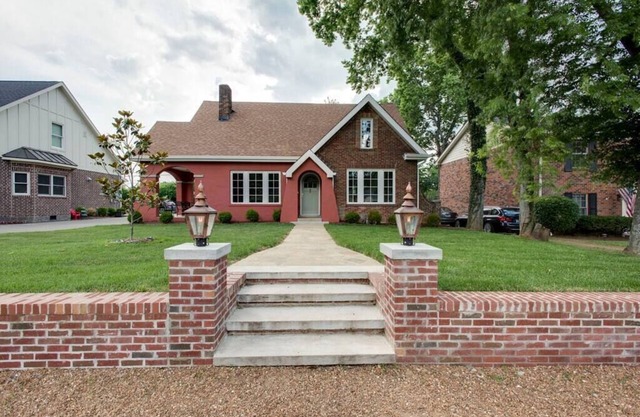 Lux West Nash Tudor, 4mi to DT, Sleeps 9