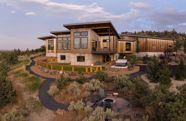 Luxe 4BR/3BA Retreat on 10 Private Acres Hot Tub Smith Rock & 9 Cascade Peak
