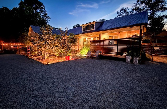 Luxe Cottage|King Suite|Garden Oasis|Walk Downtown