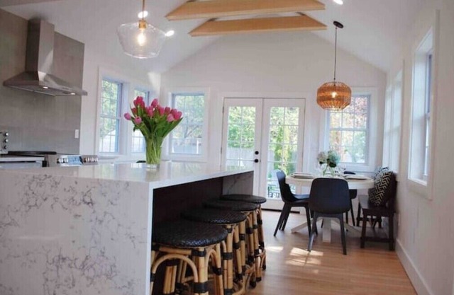 Luxe, designer renovation; walk to Tyde wedding venue, shops & beach!