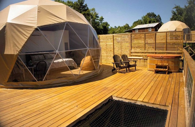 Luxe Dome with Cedar Hot Tub on deck, only 15 minutes from downtown Eureka Springs and 8 minutes from Beaver Lake.