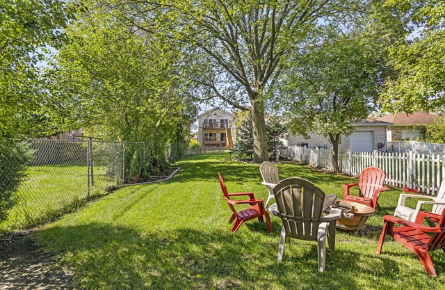 Luxe Duplex - Private Gym -Huge Yard -King Beds Garage Parking-EV Charger- Crib