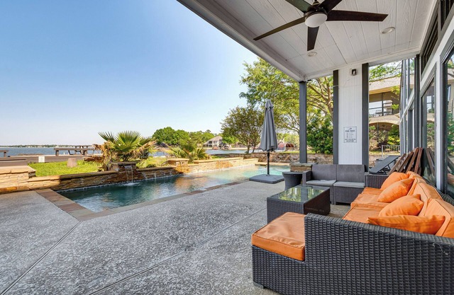 Luxe Family Gem in Montgomery: 'The Lake House!'