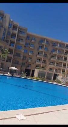 Luxe flat met privé strand en zwembaden