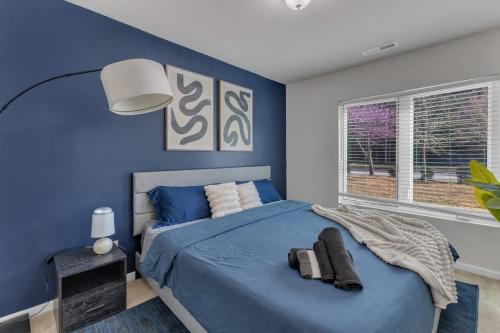 Luxe King 3BR Townhouse Mins Downtown