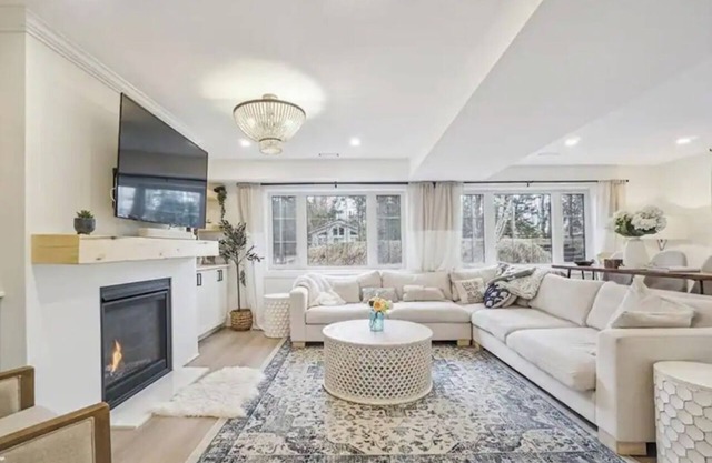 Sweet Escape for Beach Bums and Ski Bunnies!