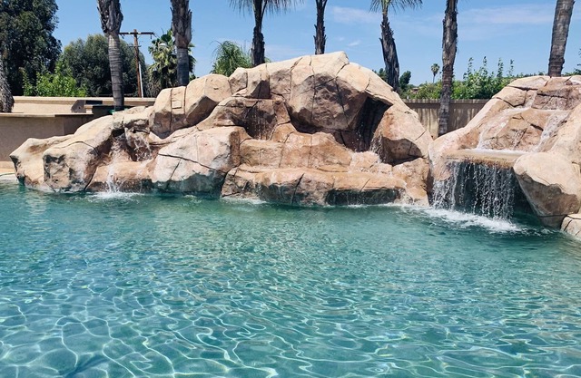 LuxHome Suite C, Luxurious getaway in Riverside's safest neighborhood