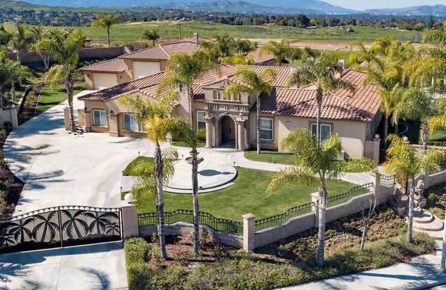 LuxHome Villa, Luxurious getaway in Riverside's most upscale neighborhood