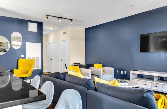 800 Carlyle - 152 · Luxi Bluish 2BR|2BTH By Oldtown