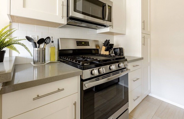 Modern 1BR Apt w/ Parking nr SF & Silicon Valley