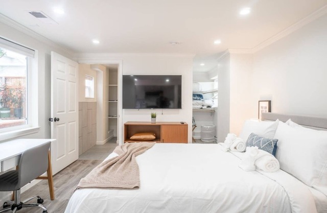 Luxo Stays |Modern Studio| Near SFO, Westlake BART