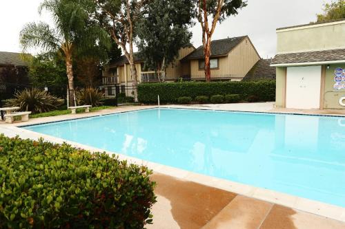 Luxurious 2 Bedroom Condo Shortest Walk To Disney