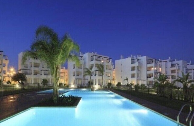 LUJOSO APARTAMENTO DE 3 DORMITORIOS Y 2 BAÑOS CON VISTA AL CAMPO DE GOLF Y PISCINA!